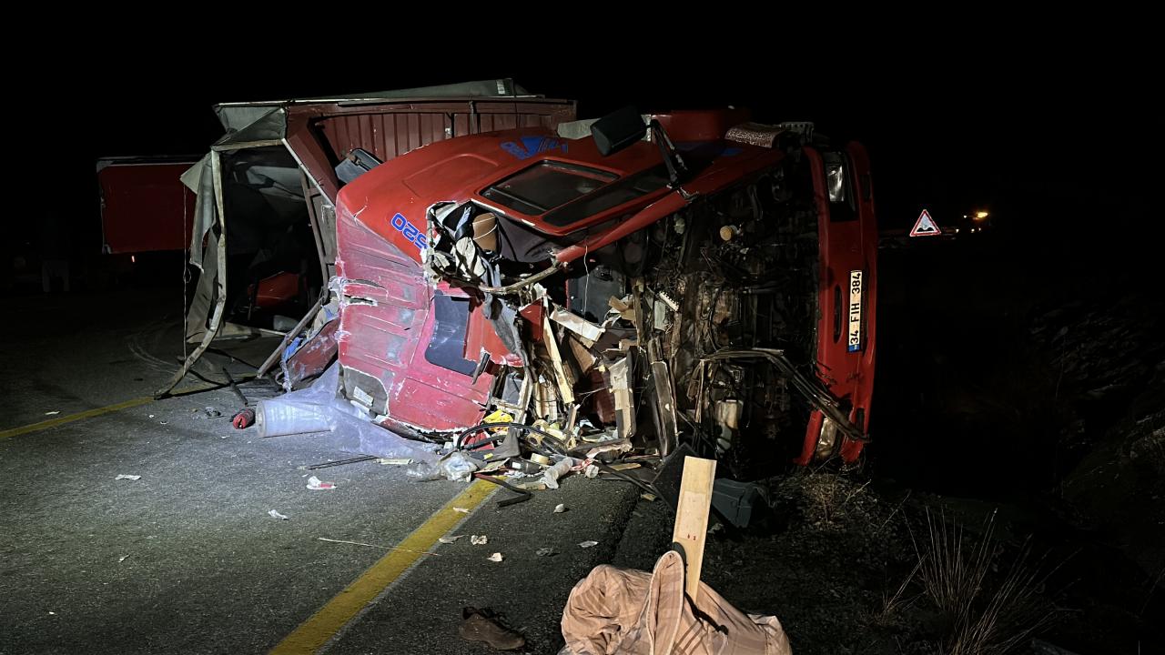 Çorum'da feci kaza! Yol kenarına devrildi