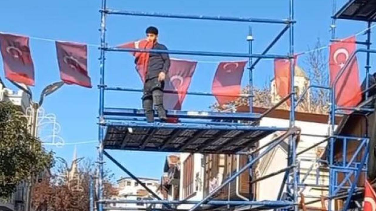 Edirne'de işçilerin Türk bayrağı hassasiyeti: Öperek kaldırdı