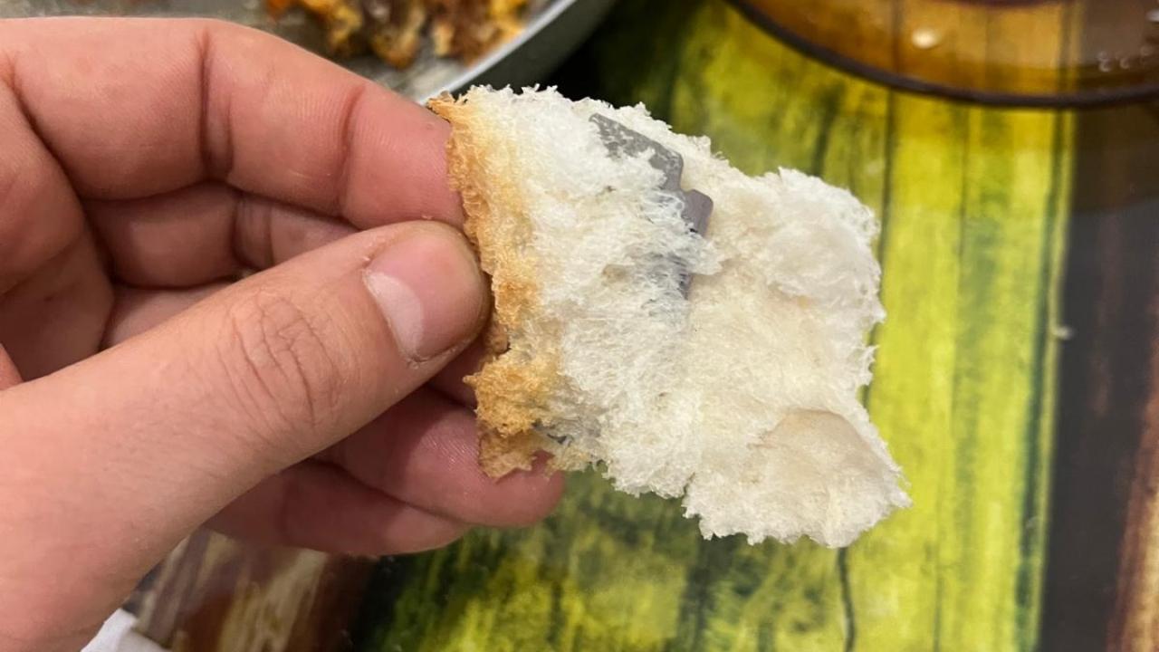 Ekmeğin içinden çıkanı görünce şoke oldu