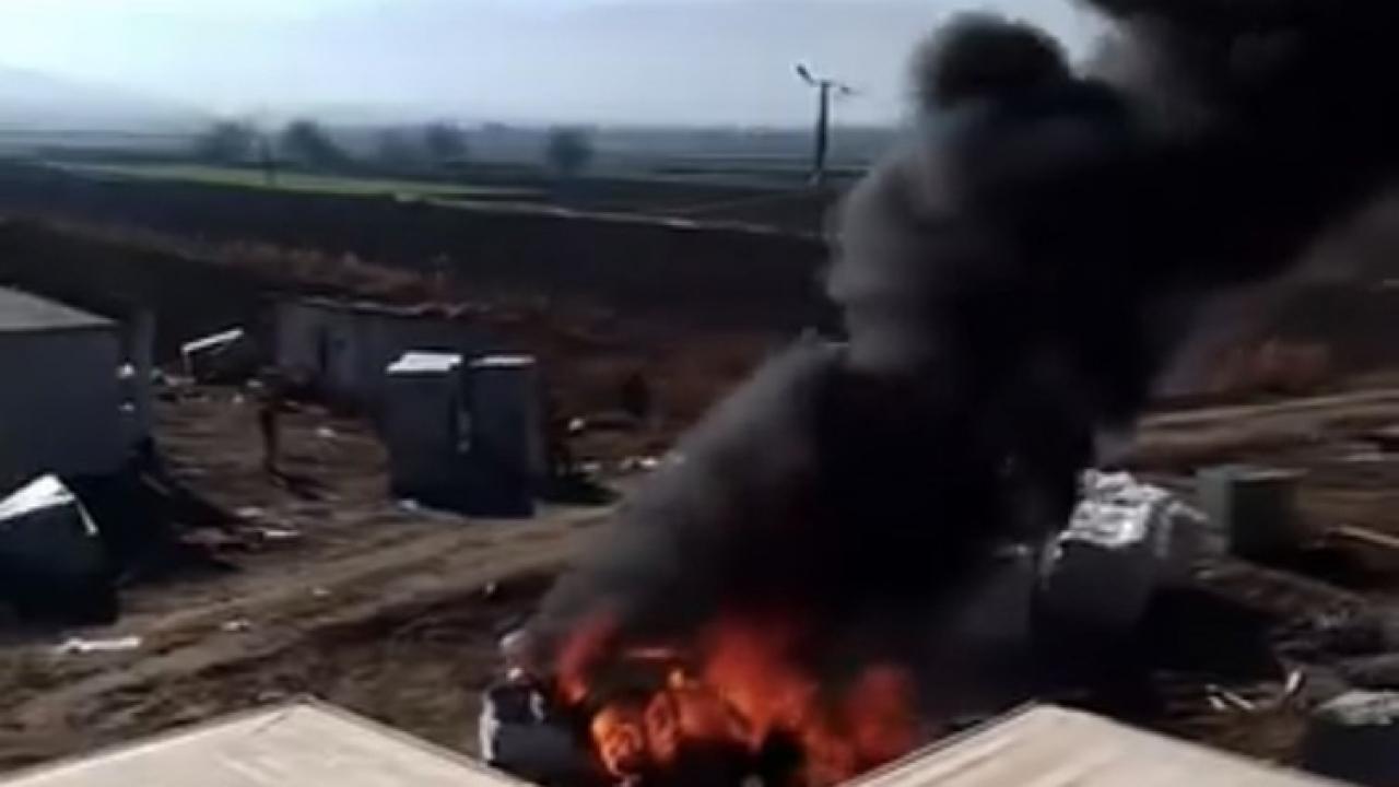 Elazığ’da park halindeki araç alev alev yandı