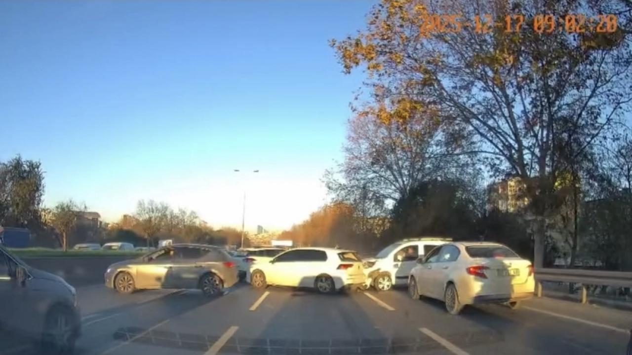 Esenler'de 4 aracın karıştığı zincirleme kaza anı araç içi kamerasında