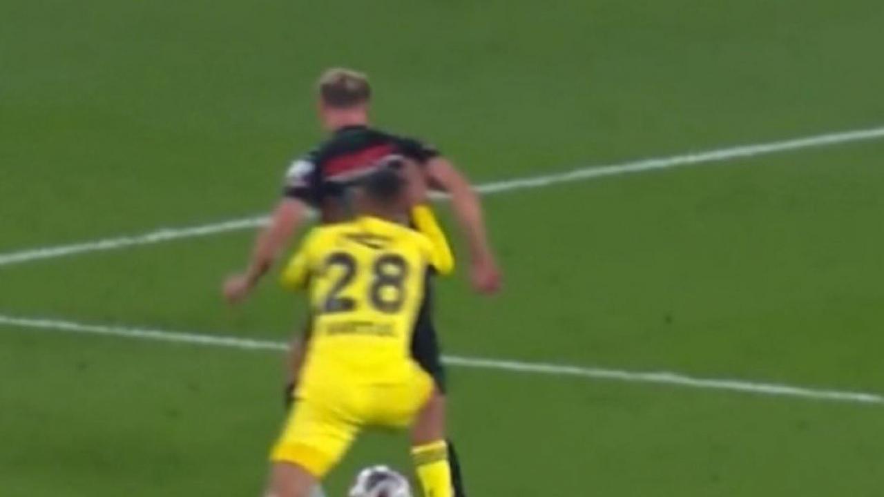 Fenerbahçe maçında kırmızı kart tartışmaları! Beşiktaş'a çıkan kart akıllara geldi