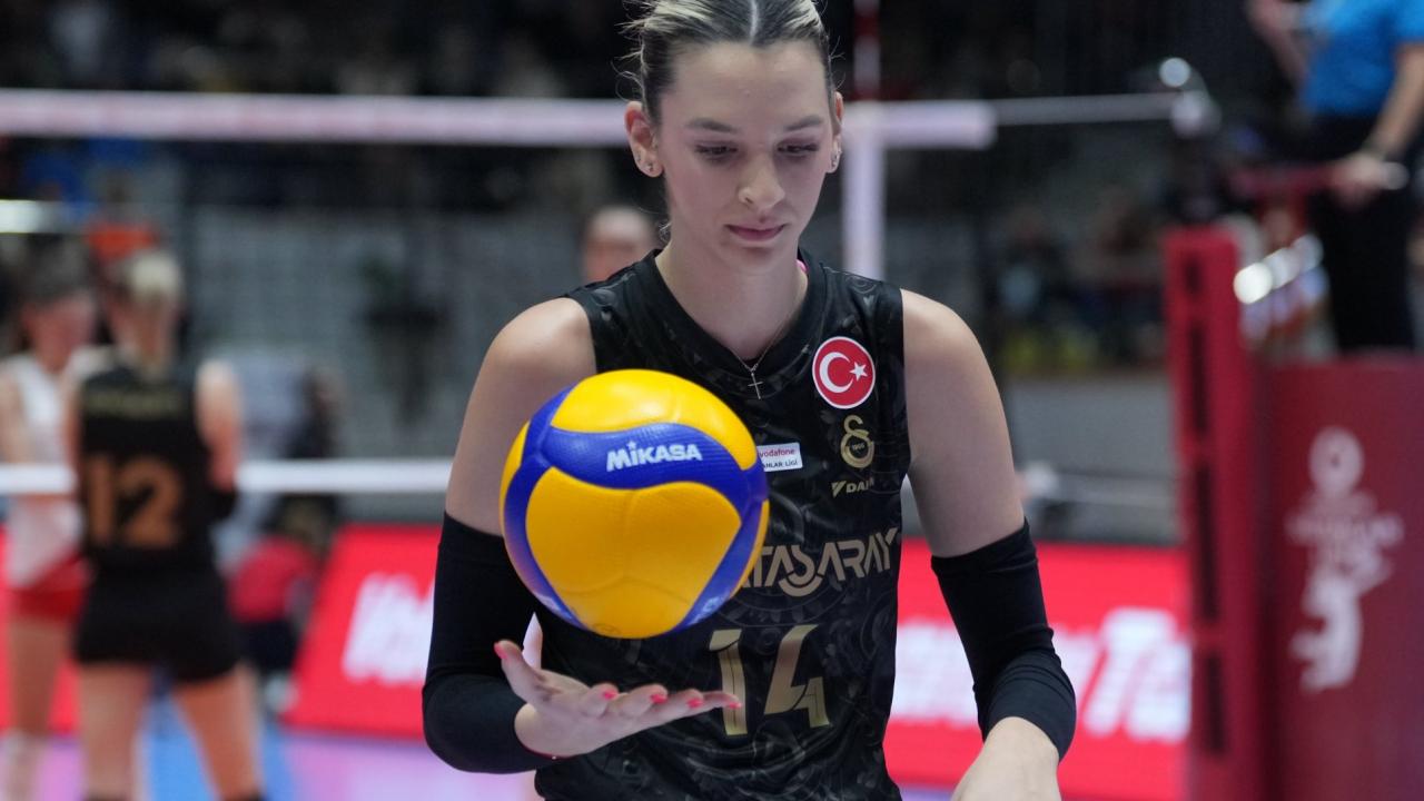 Galatasaray'ın pasör çaprazı Alexia Carutasu sakatlandı