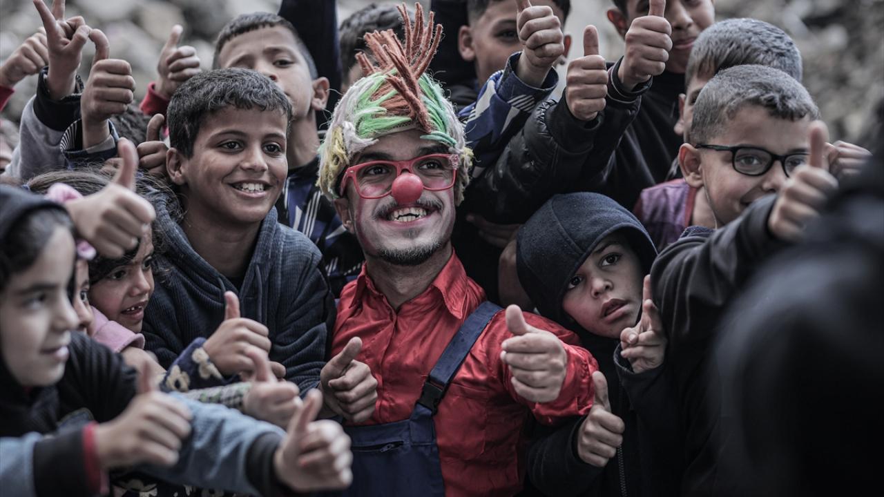 Gazzeli palyaço, acısına rağmen çocukları güldürüyor
