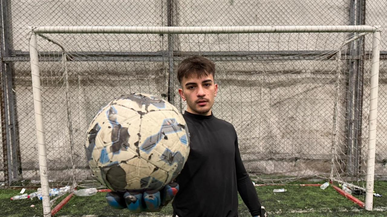 Genç kaleci üniversite masrafını halı sahada çıkarıyor