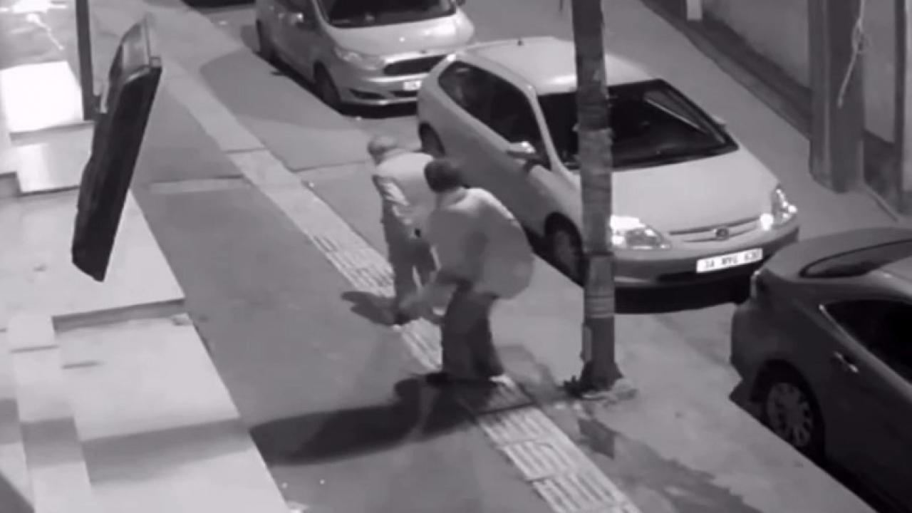 İstanbul'da dehşet: Genç kadın, yaşlı adamı sokak ortasında dövdü