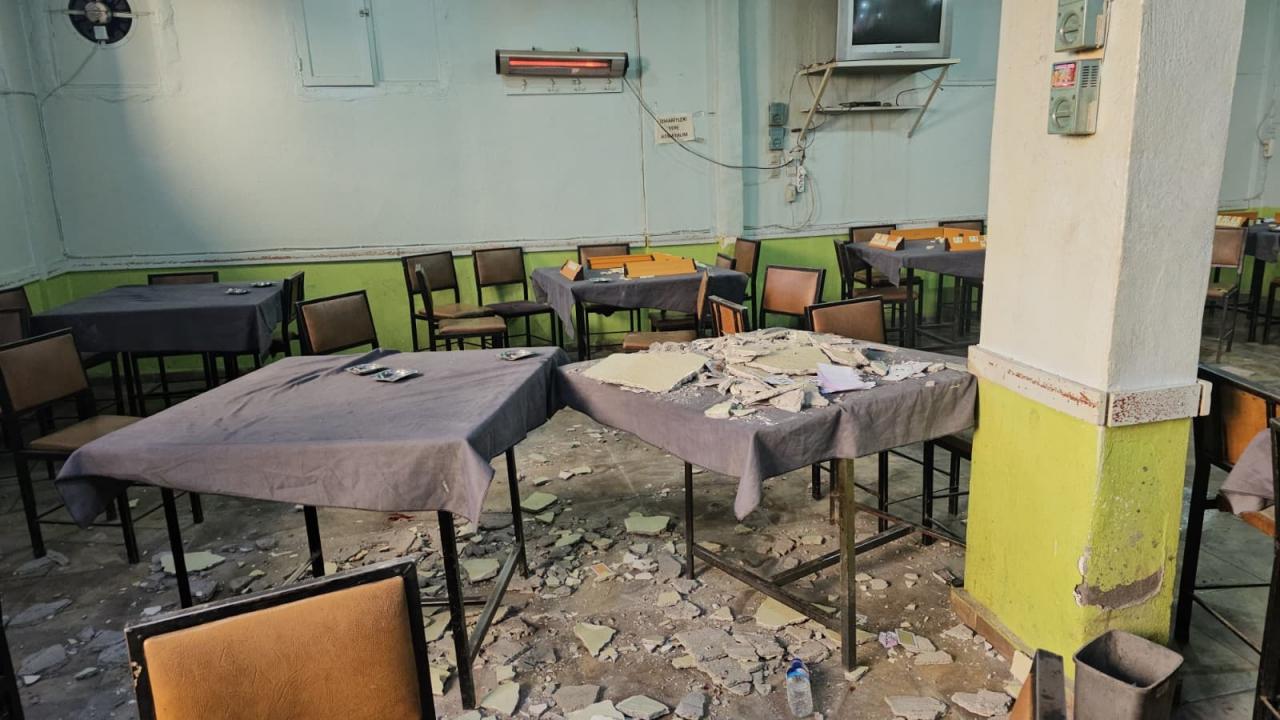 Kıraathanede tavandan kopan sıva parçaları müşterilerin üzerine düştü: 2 yaralı