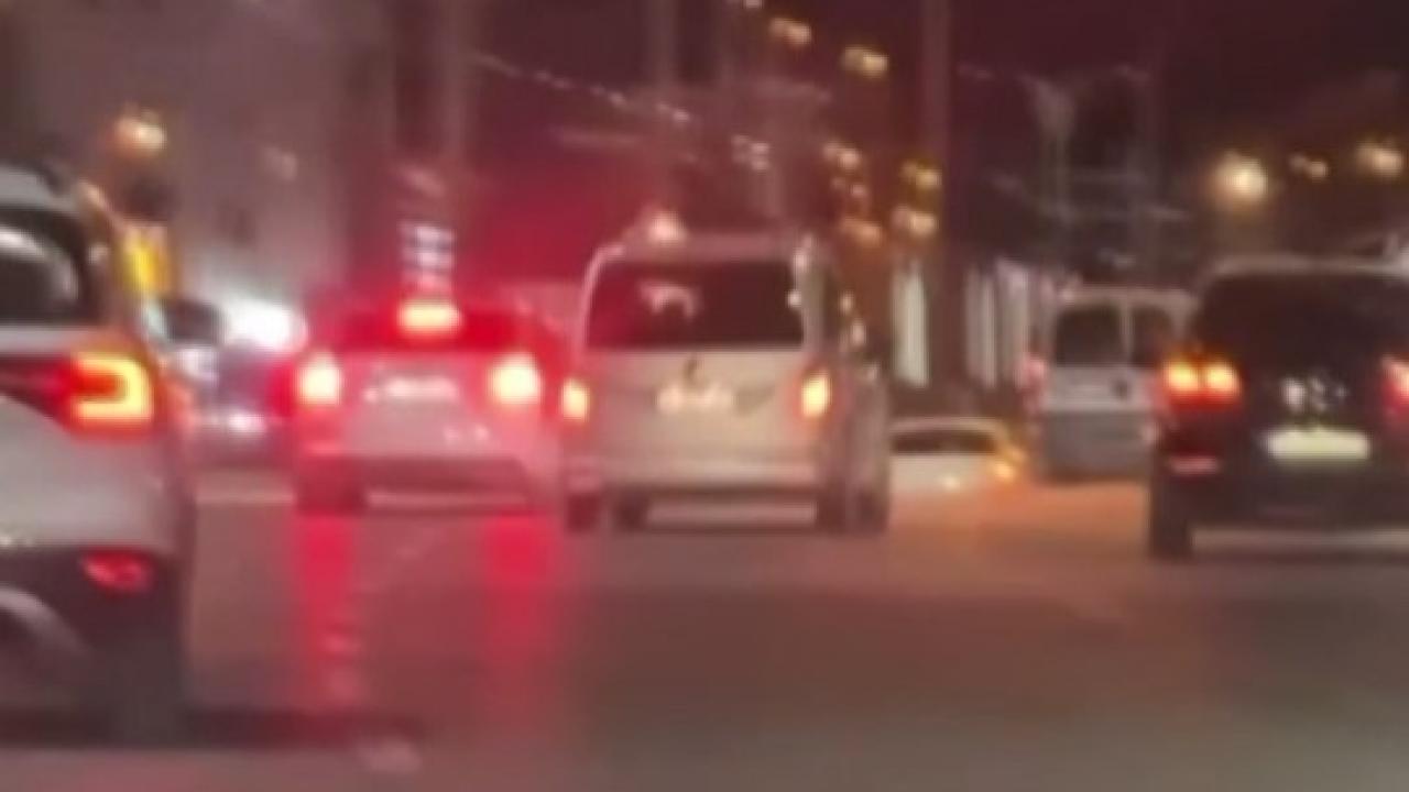 Makas atarak trafikte tehlike saçtı: Kazadan kıl payı kurtuldu