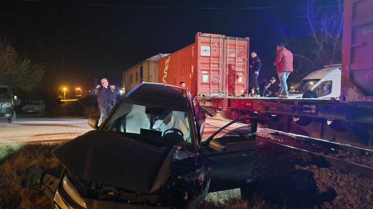 Malatya'da yük treni otomobile çarptı: 5 yaralı