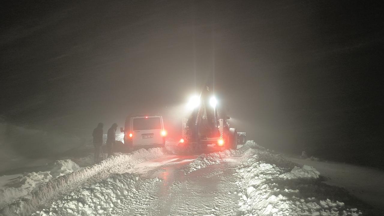 Muş'ta köy yolunda mahsur kalan 7 kişi kurtarıldı