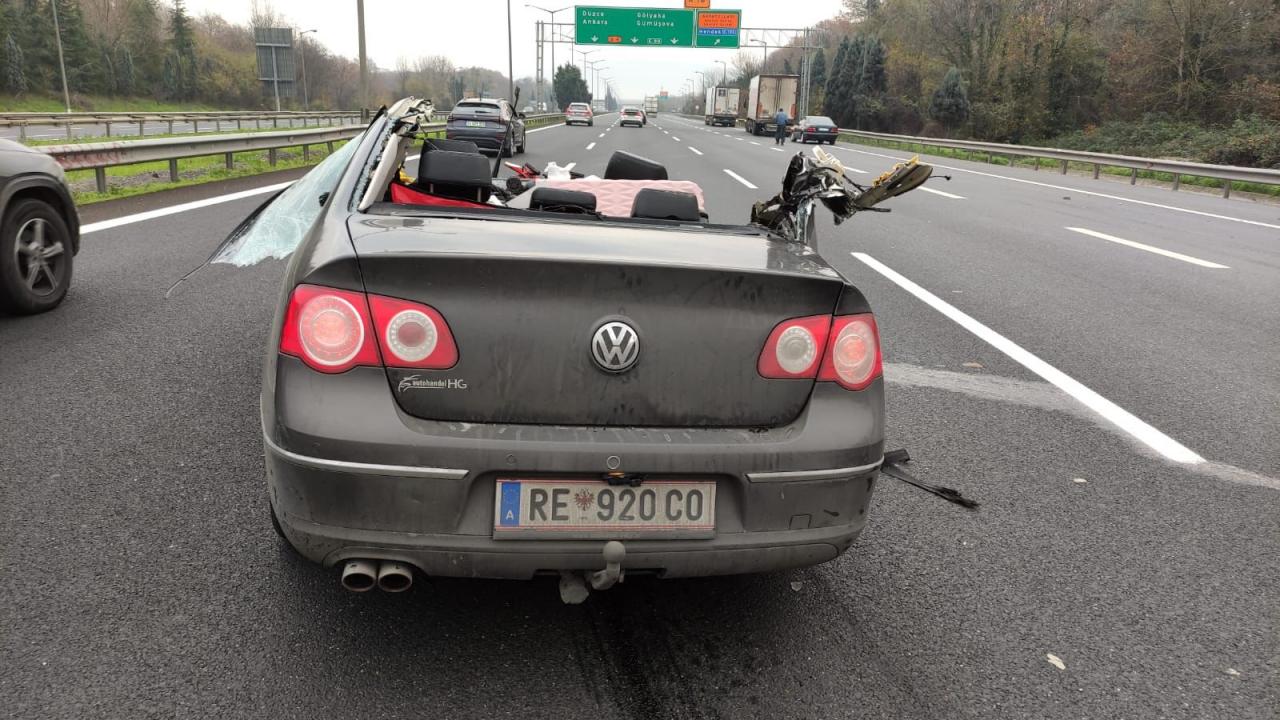 Otoyolda otomobil çekiciye çarptı: Ölü ve yaralı var