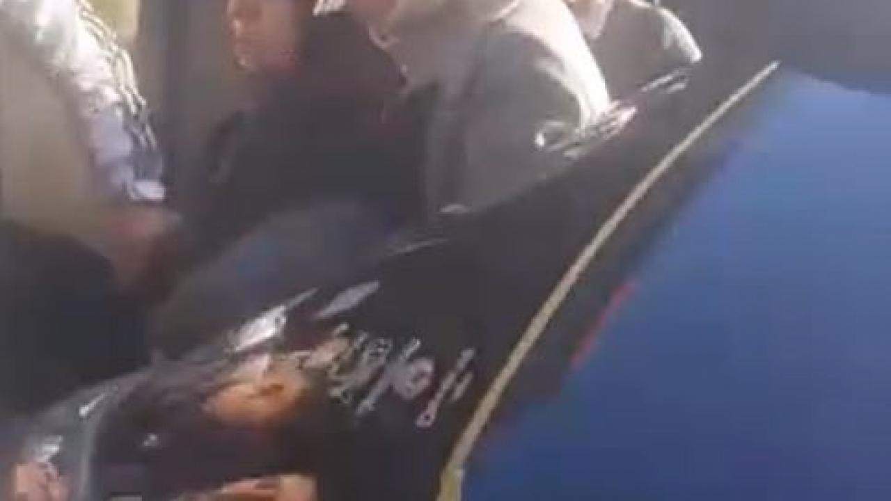 Tıka basa dolu minibüste facia: Yaşlı kadın yola düştü!