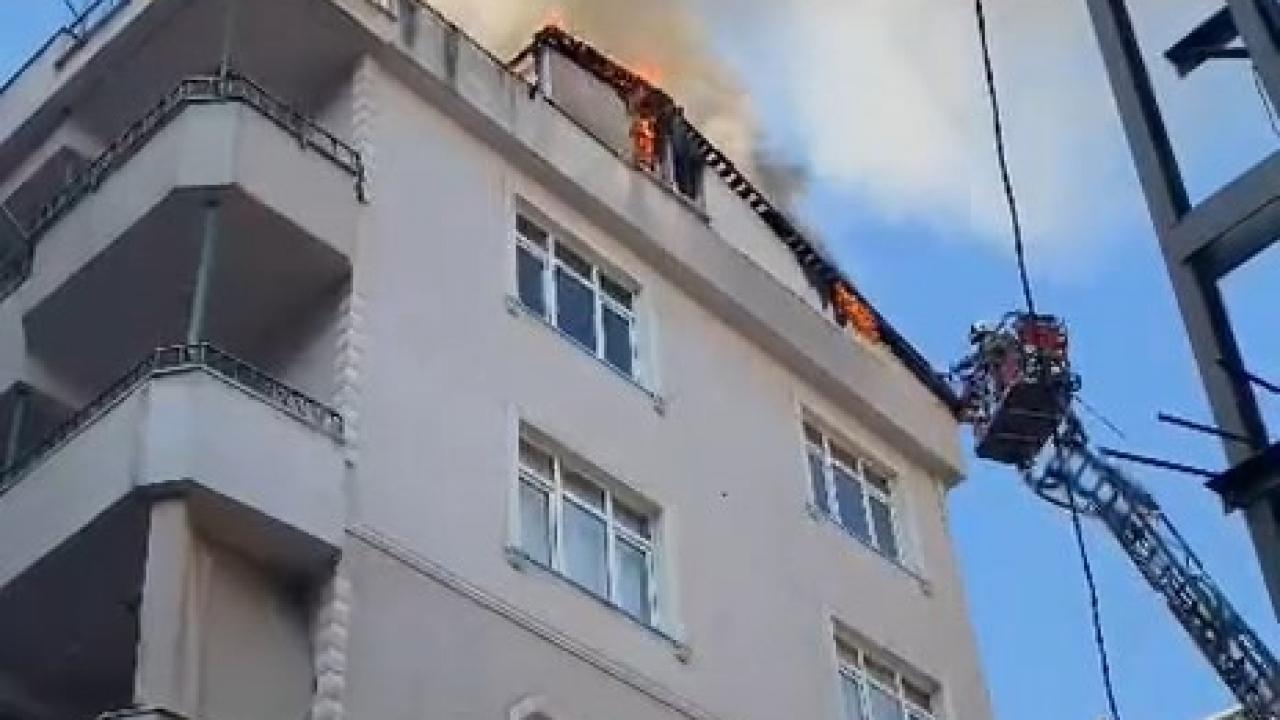 Tuzla'da 6 katlı binanın çatısında çıkan yangın söndürüldü
