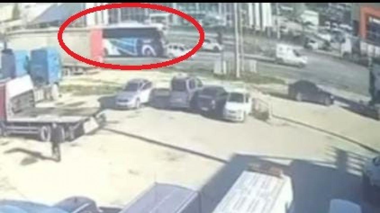 Ani fren faciası: Yolcu otobüsü otomobili metrelerce savurdu