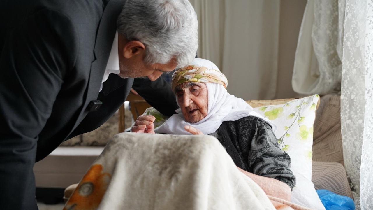 105 yaşındaki Hanım nine, AK Parti'ye üye oldu!