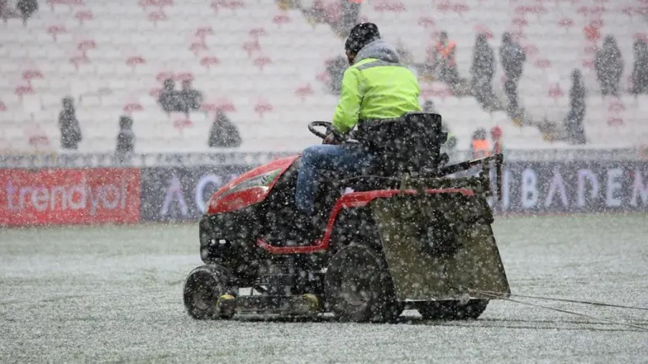 -5 derecede oynanan 1. Lig maçına kar engeli