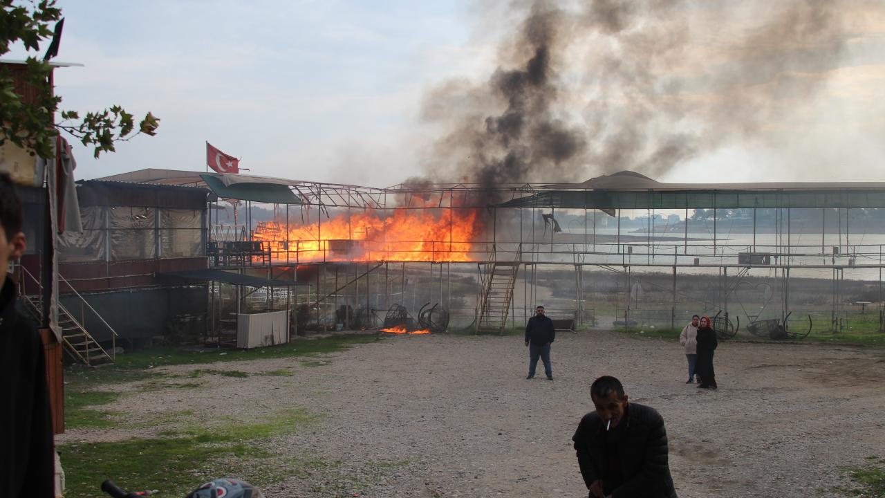 Adana'da yıkım savaş alanına döndü: Dükkanlar yakıldı, bir kişi kendine zarar verdi