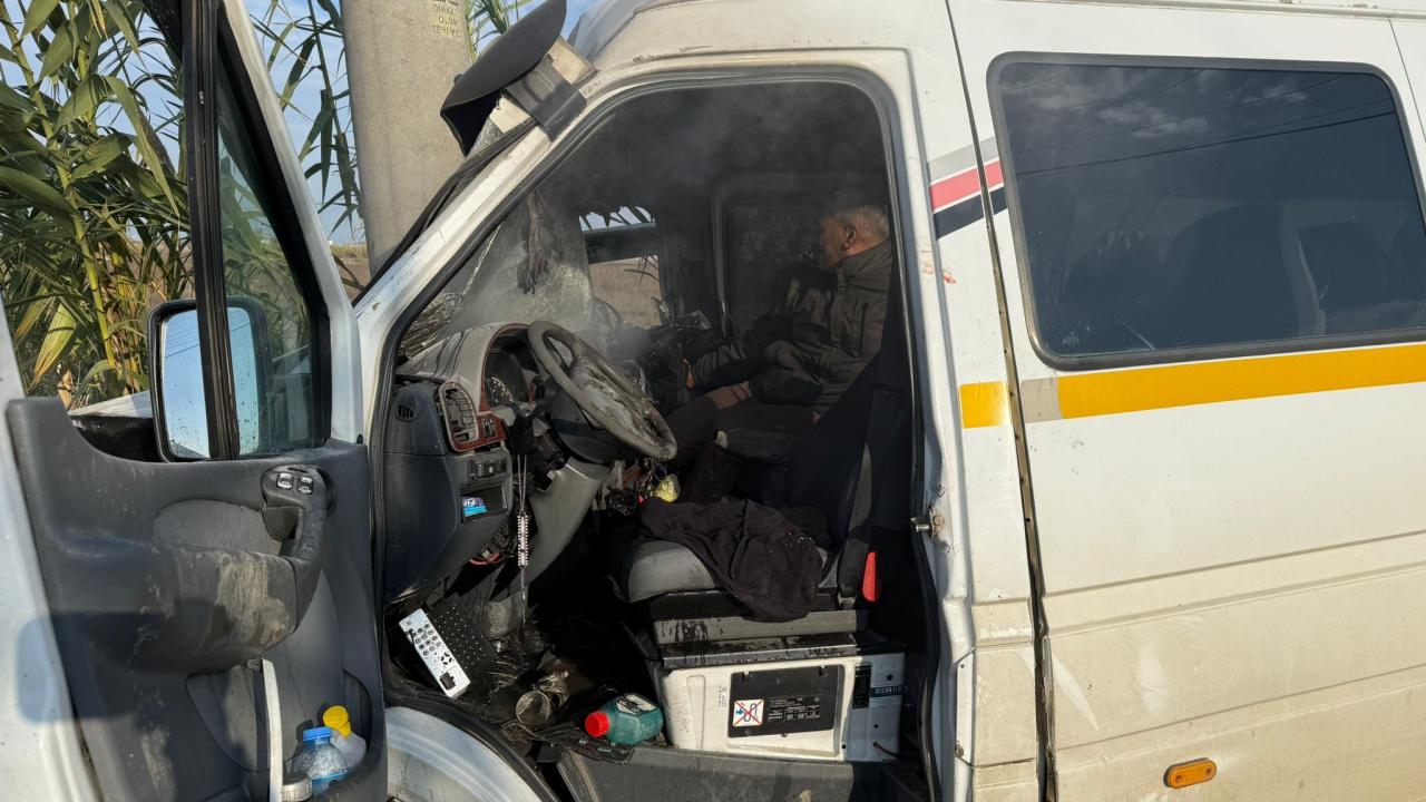 Antalya'da korkutan kaza: Yolcu minibüsü direğe çarptı!