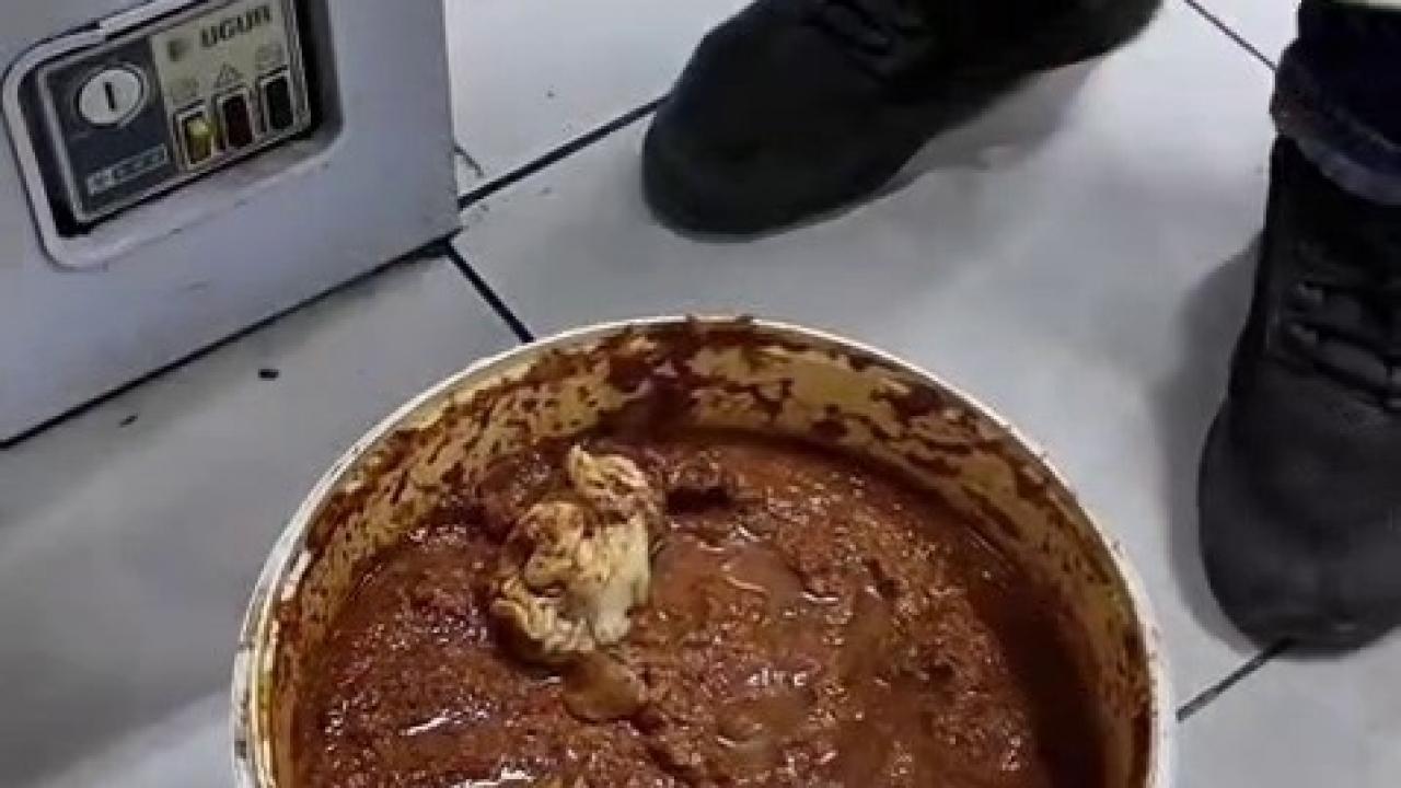 Baharatın içine bozulmasın diye bırakılan çiğ et, zabıta ekiplerini şaşırttı