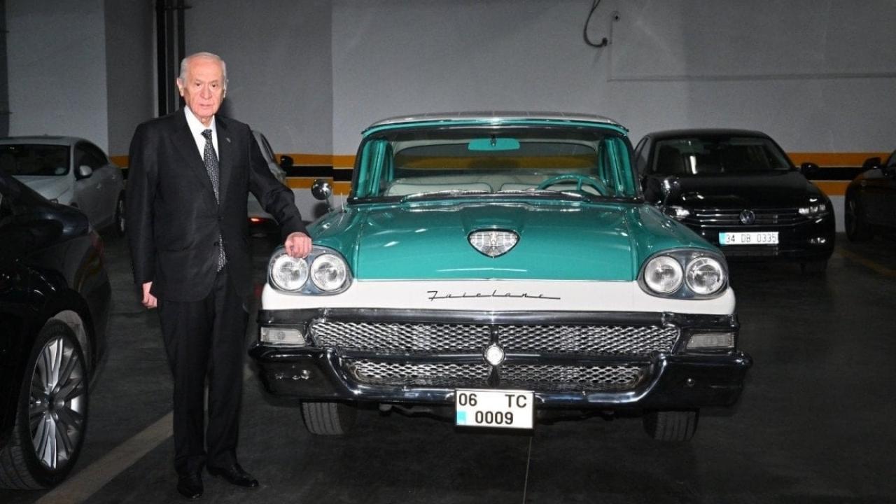 Bahçeli'den partisinin MYK üyesine klasik otomobil hediyesi