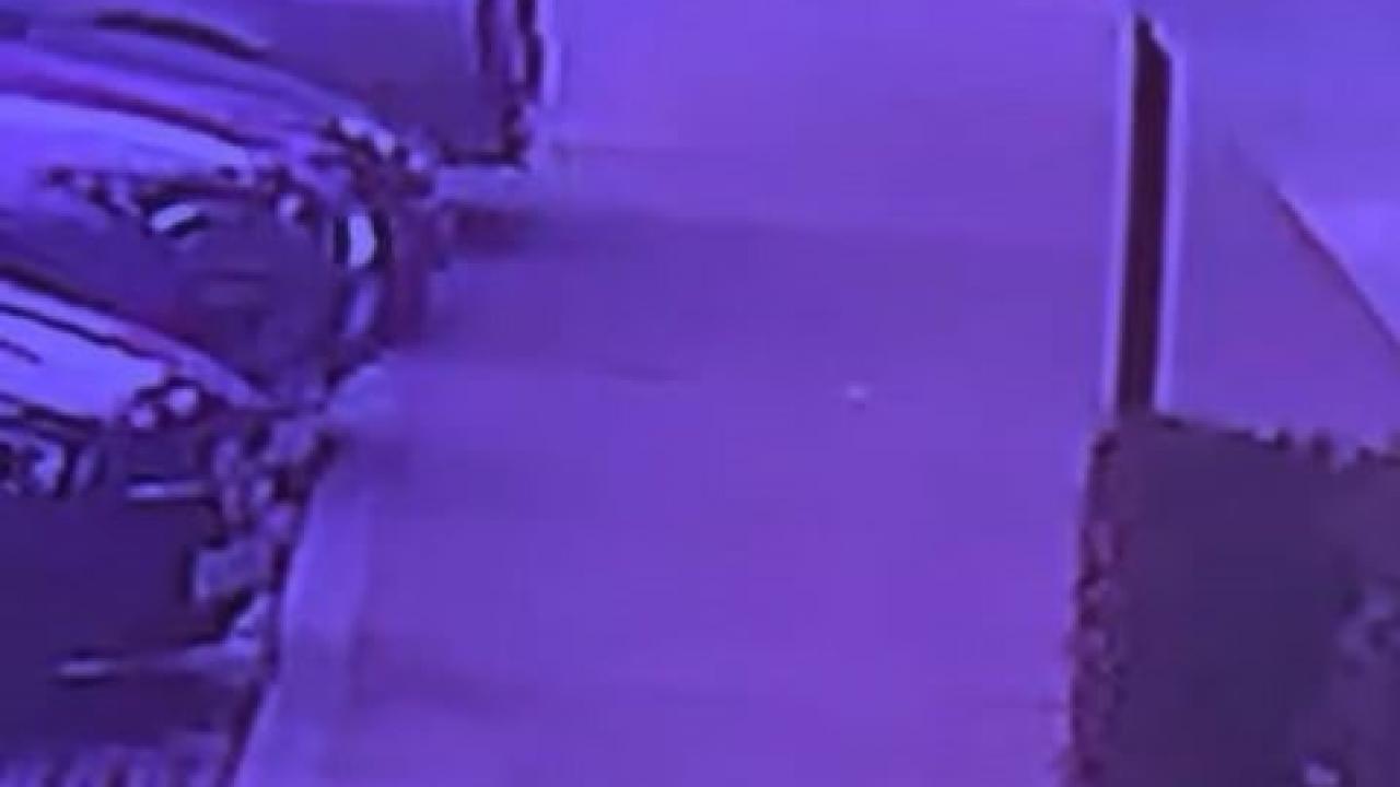 Başakşehir'de kaldırımda yürüyen yayalara araba çarptı: Yaralılar var