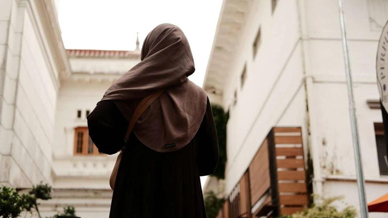 Berlin'de başörtülü kadına ırkçı saldırı