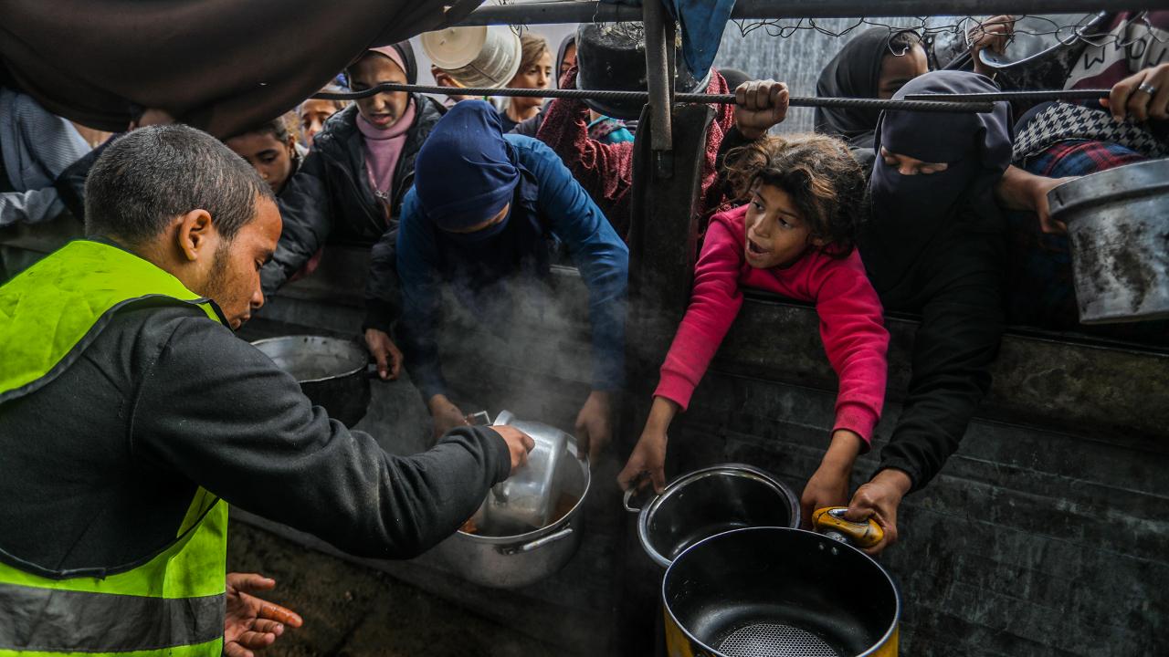 Gazze'de mazlumlar hem açlıkla hem soğukla savaşıyor