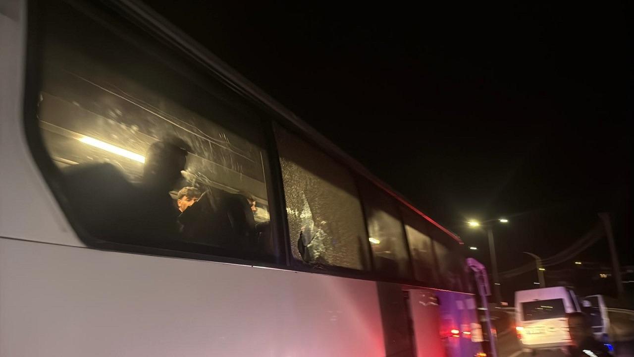 Amed’in otobüsü Bodrum’da taşlandı: Cam patladı, polis araya girdi