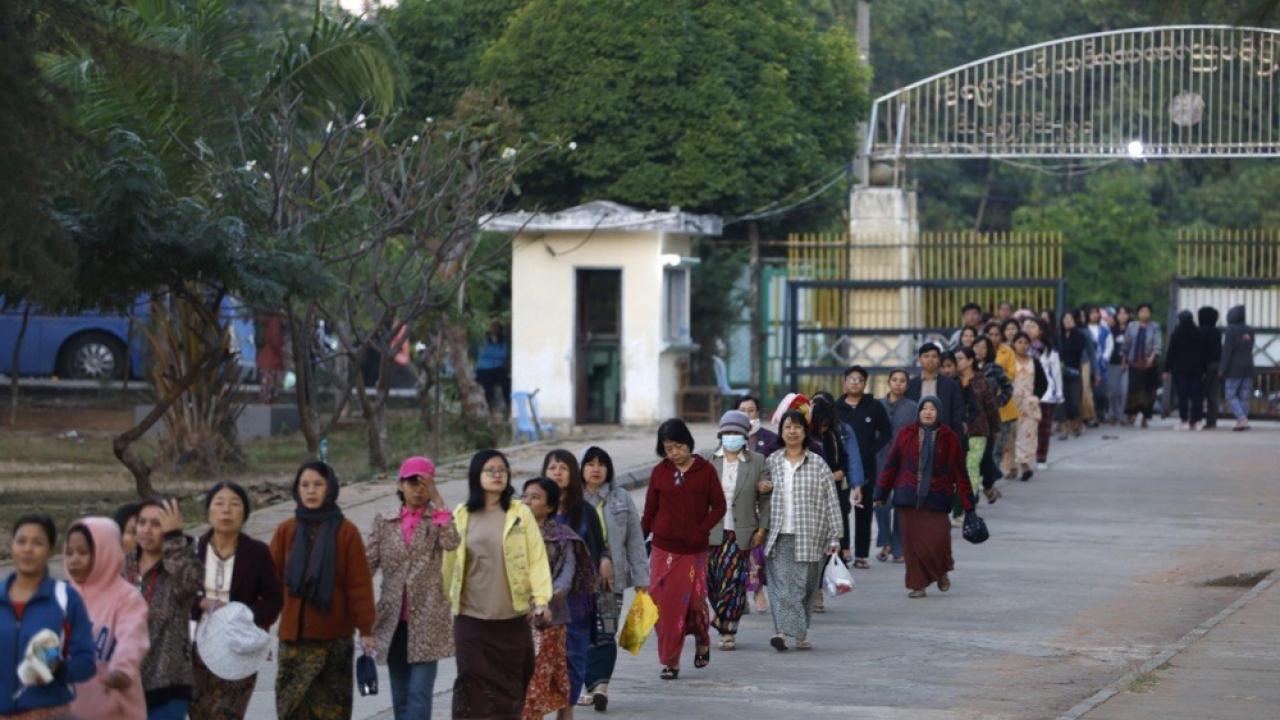 Myanmar, cunta yönetim gölgesinde seçime gitti