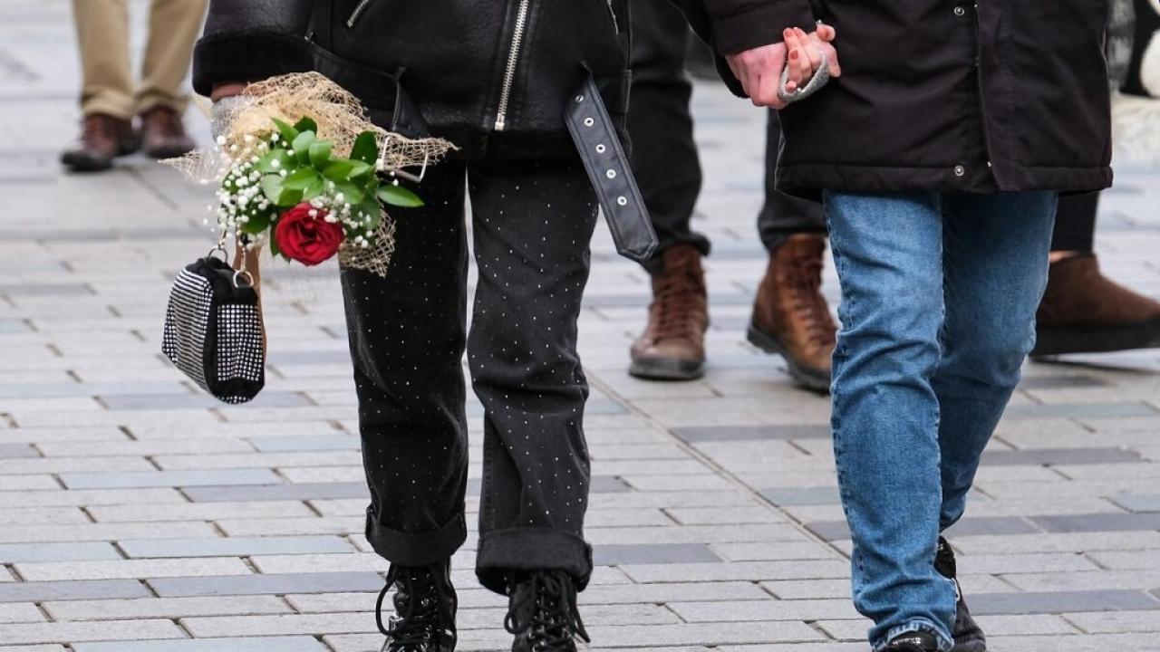İsimsiz çiçek gönderen koca yandı: Yargıtay’dan, eşini deneyen kocaya tazminat şoku