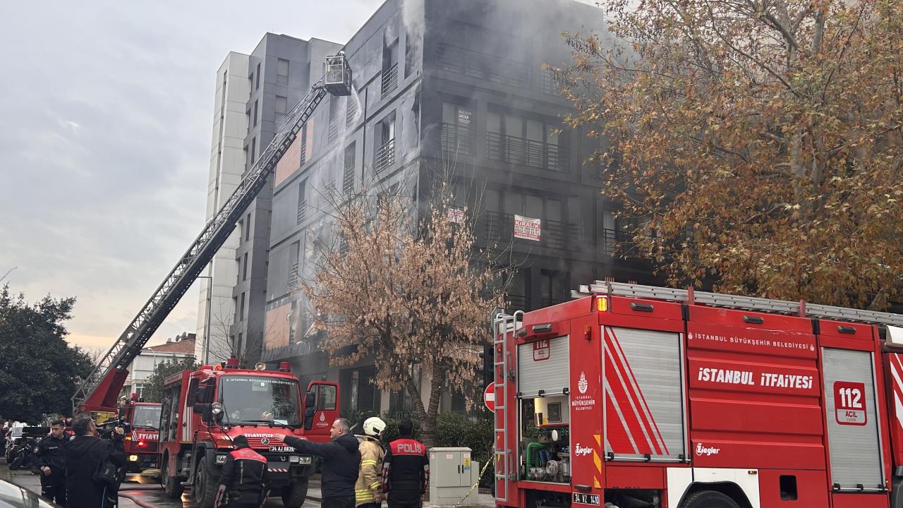 Kadıköy Bağdat Caddesi'nde 5 katlı binada yangın!