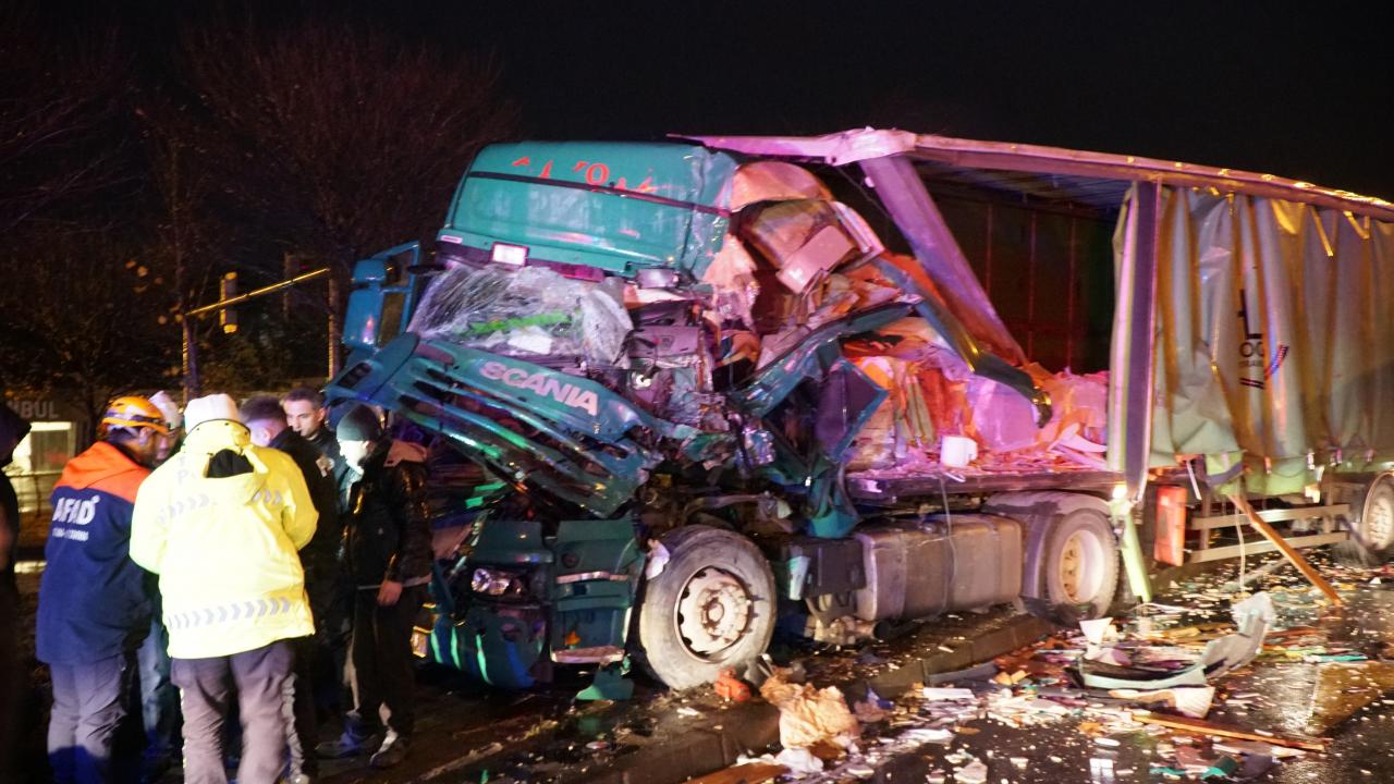 Karadeniz Sahil Yolu'nda tır, tıra arkadan çarptı: 1 yaralı