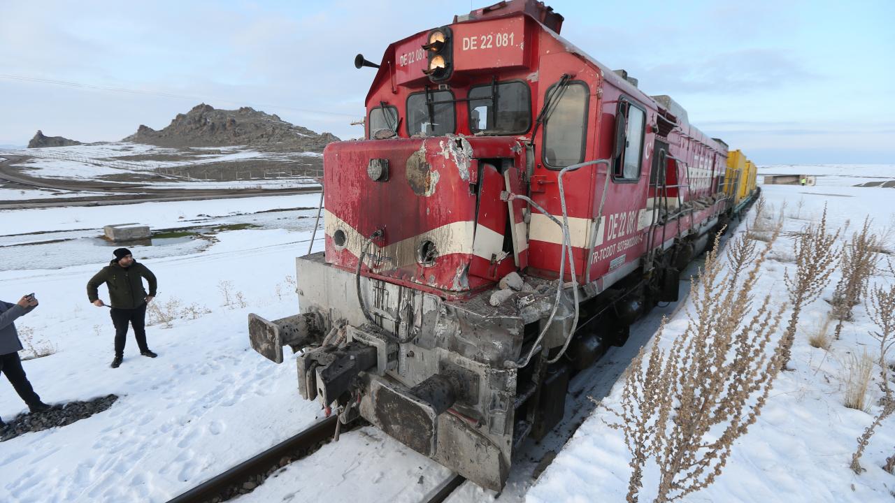 Kars'ta korkunç tren kazası: Kamyon sürücüsü öldü!