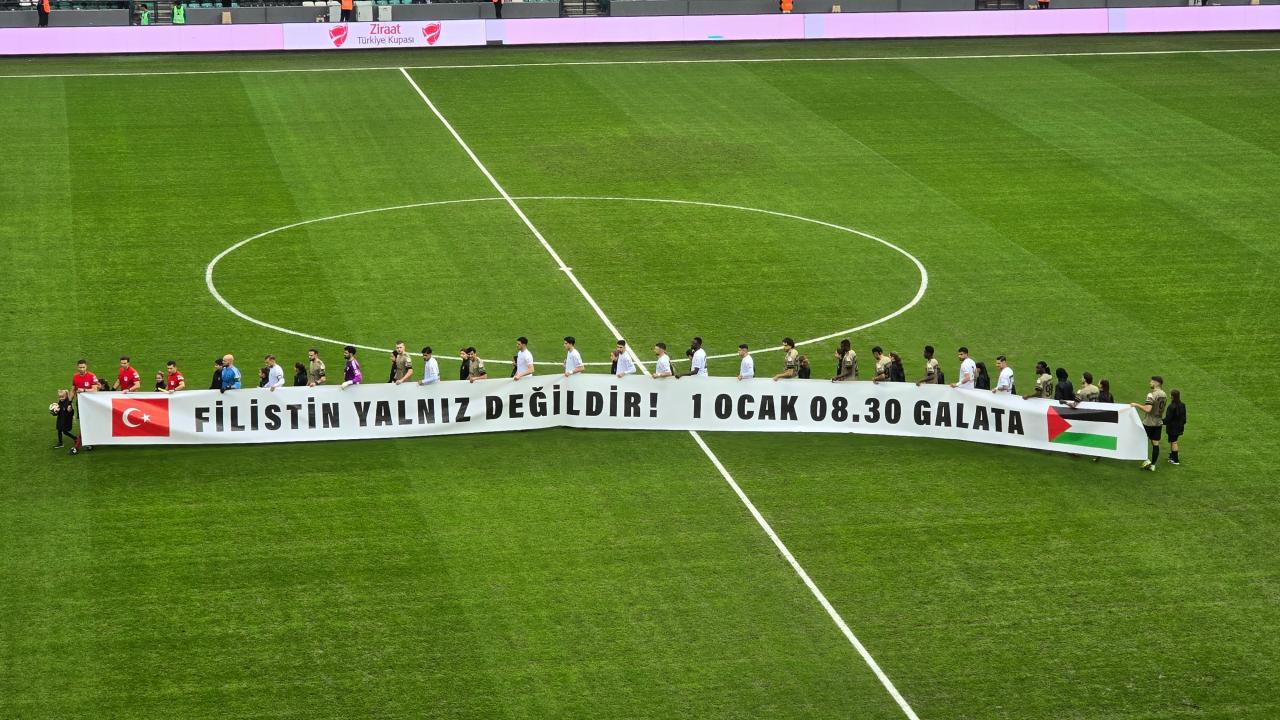 Kocaeli - Erzurum maçında takımlar 'Filistin' pankartıyla sahaya çıktı