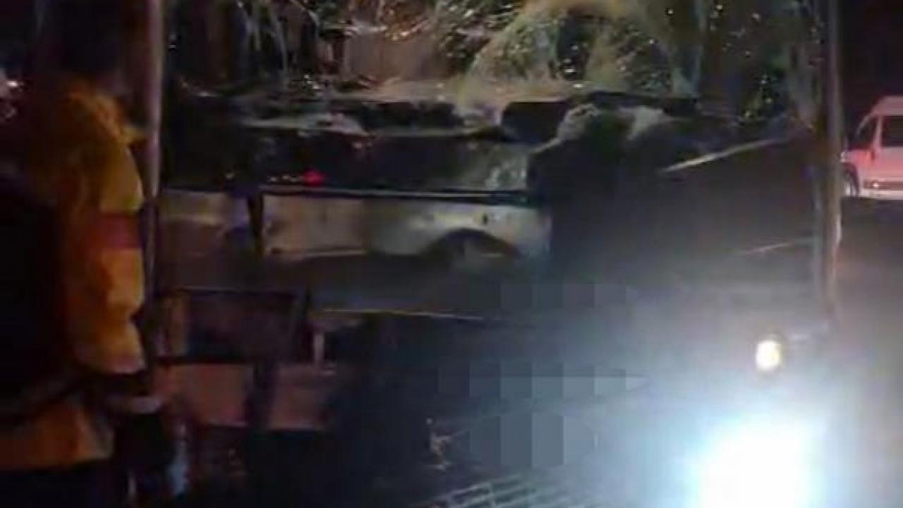 Otobüs ile çekici çarpıştı: Çok sayıda yaralı var