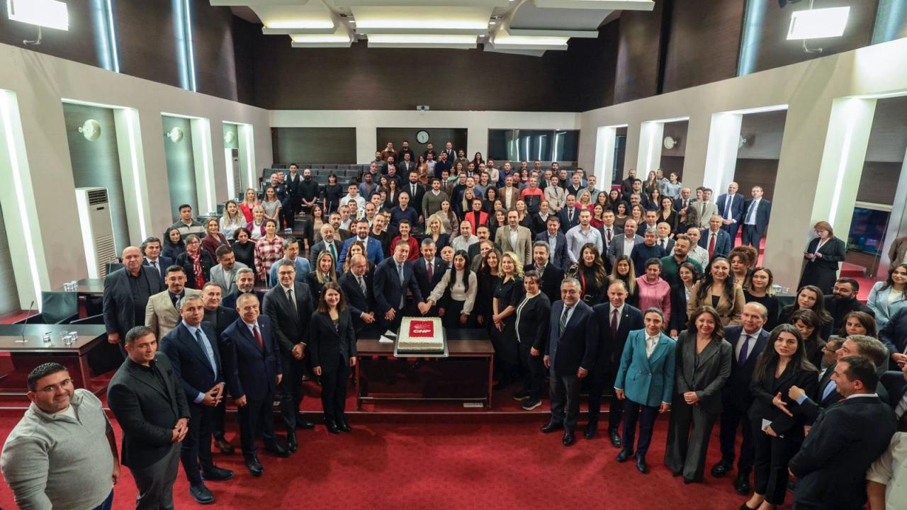 Özgür Özel'den partide yeni yıl kutlaması