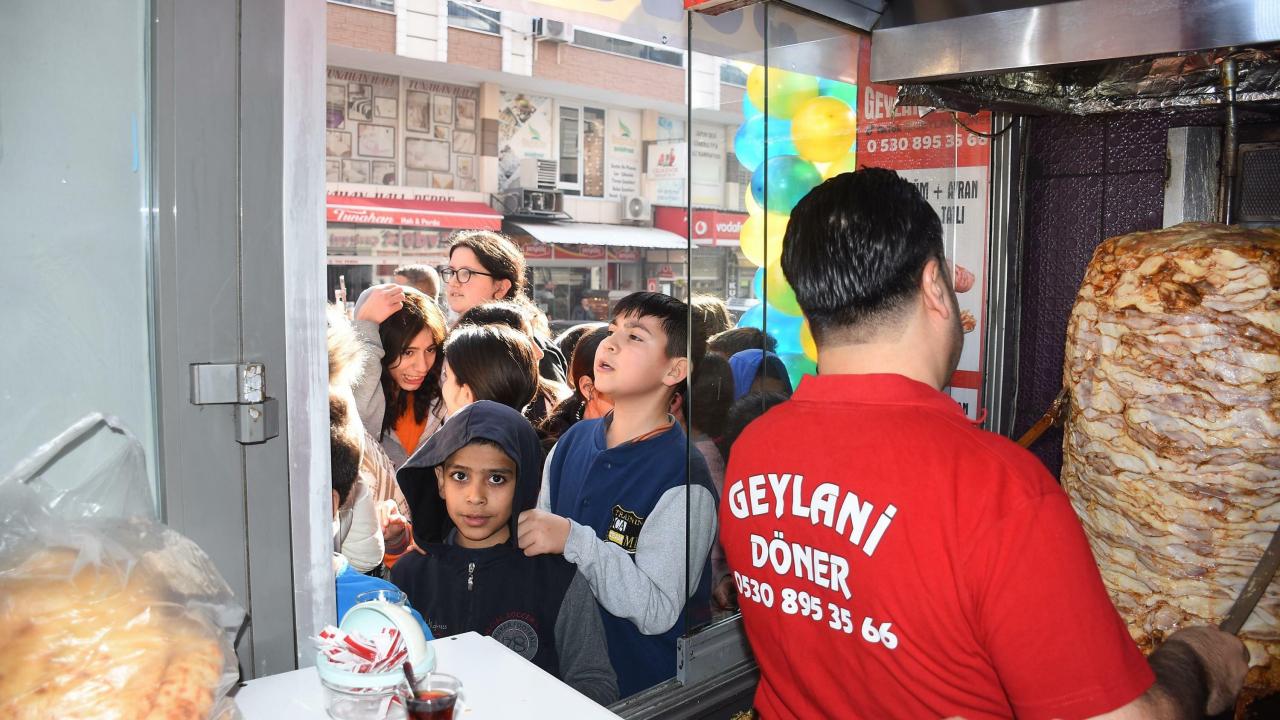 Sadettin Saran'ın 'sözünü tut' dediği esnaf 300 kilo tavuk döner dağıttı