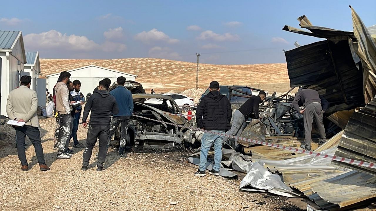 Şantiye alanında 1 konteyner ile 4 araç yandı