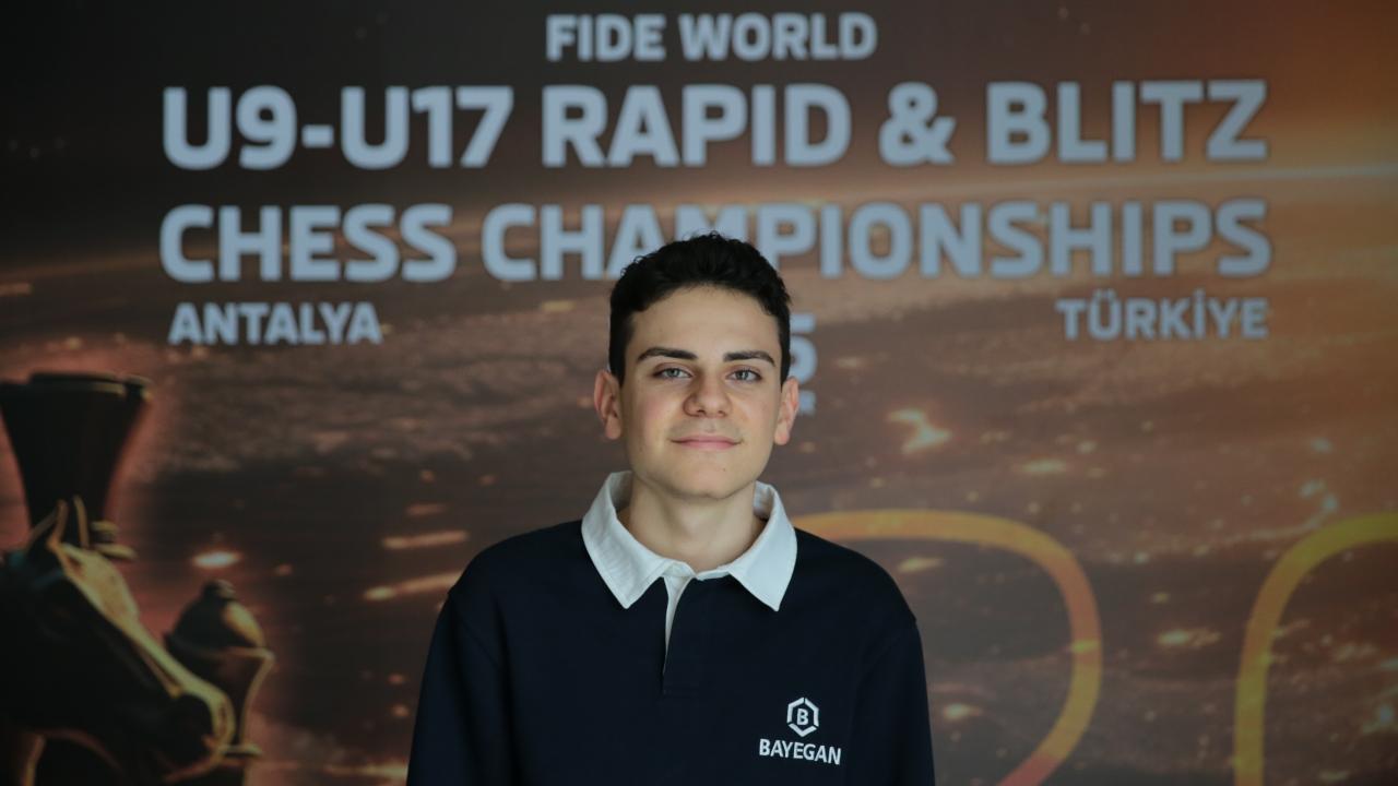 Satranç büyükustasından odaklanma taktiği: Eliyle göz çevresini kapatıyor