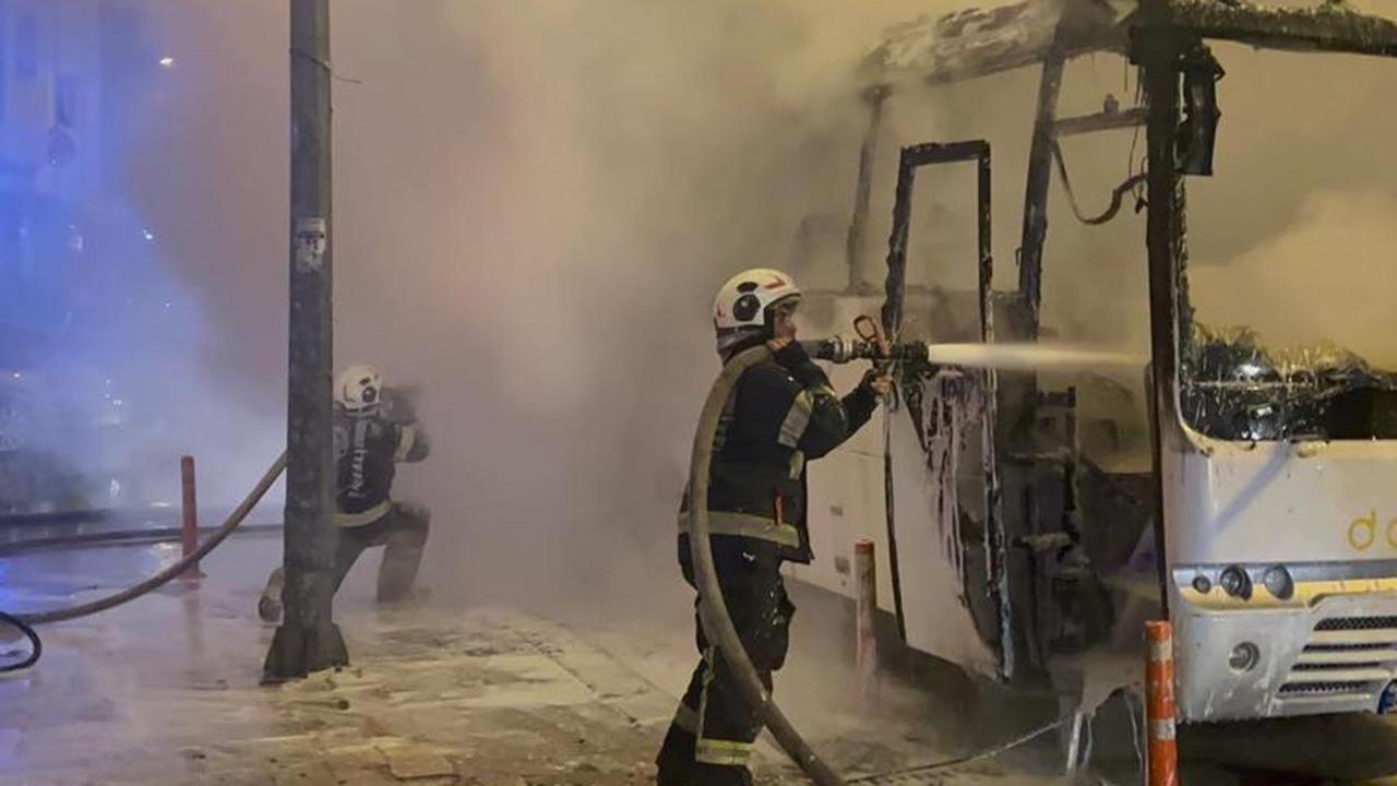Seyir halindeyken yandı! İşçi servisi küle döndü