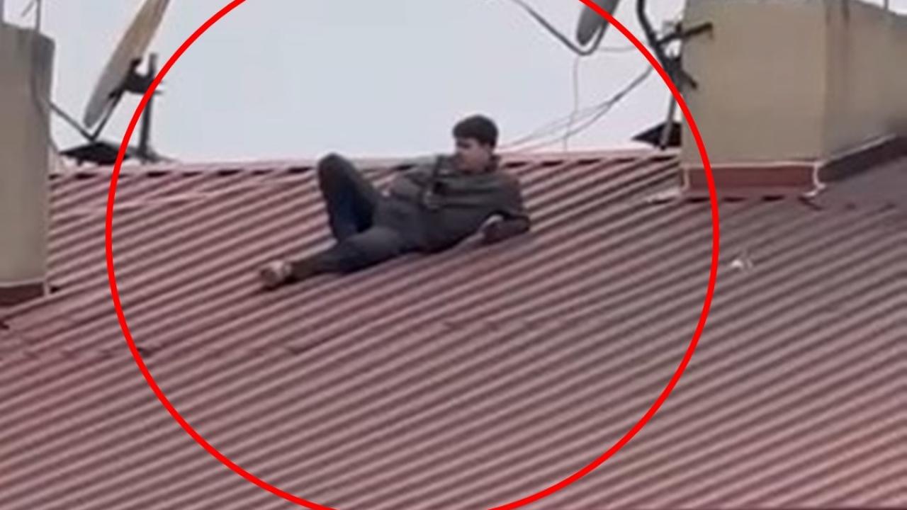 Siirt’te bir vatandaş çatıda yatarak amatör maçı seyretti