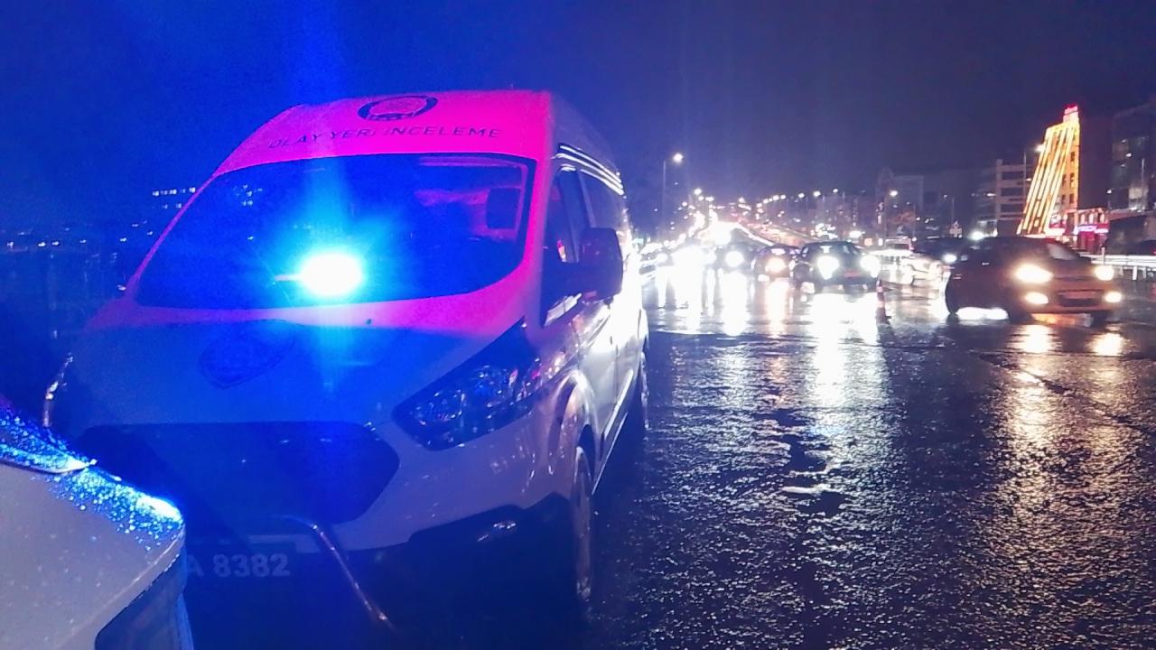 Silivri'de yolun karşısına geçmek isteyen kadına servis aracı çarptı