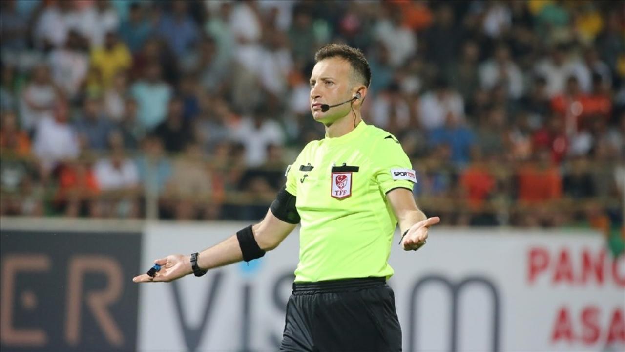Süper Lig'in son yıllardaki 'Derbi' hakemi asıl mesleğini yaparken görüntülendi