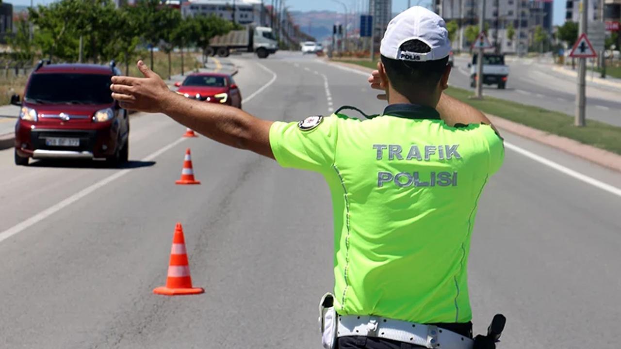 Trafikte 2 hareketi yapan yandı! Hapis cezası alabilirsiniz