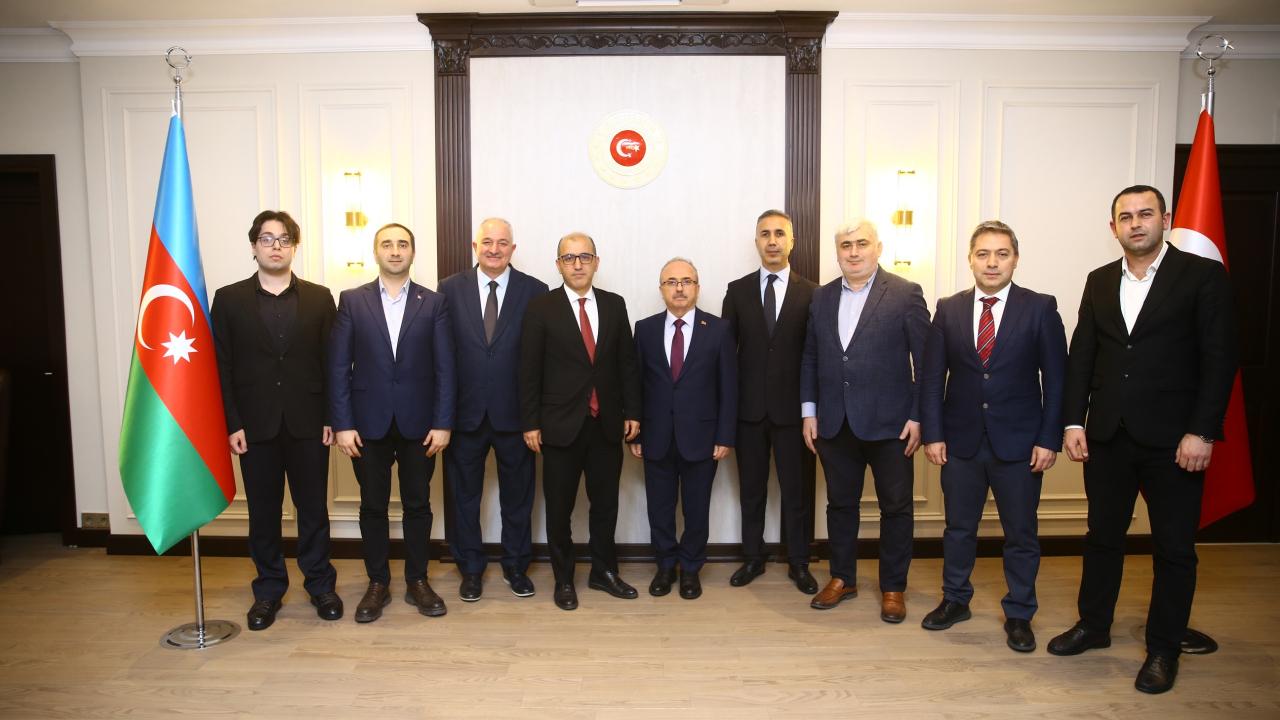 Türk gazetecilere 'Azerbaycan Basınının 150. Yılı' madalyası