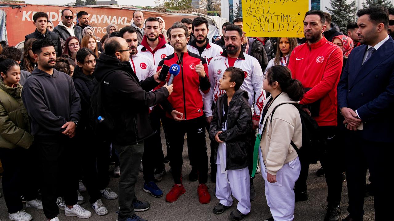 Tuzla Belediyesi'nin antrenörleri işten çıkartması protesto edildi