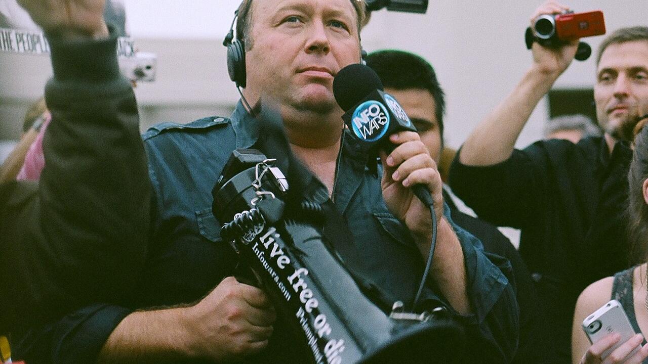 ABD'li ünlü radyocu Alex Jones'tan İran hakkında şok itiraf: Ülkece COVID 2.0'a gireceğiz