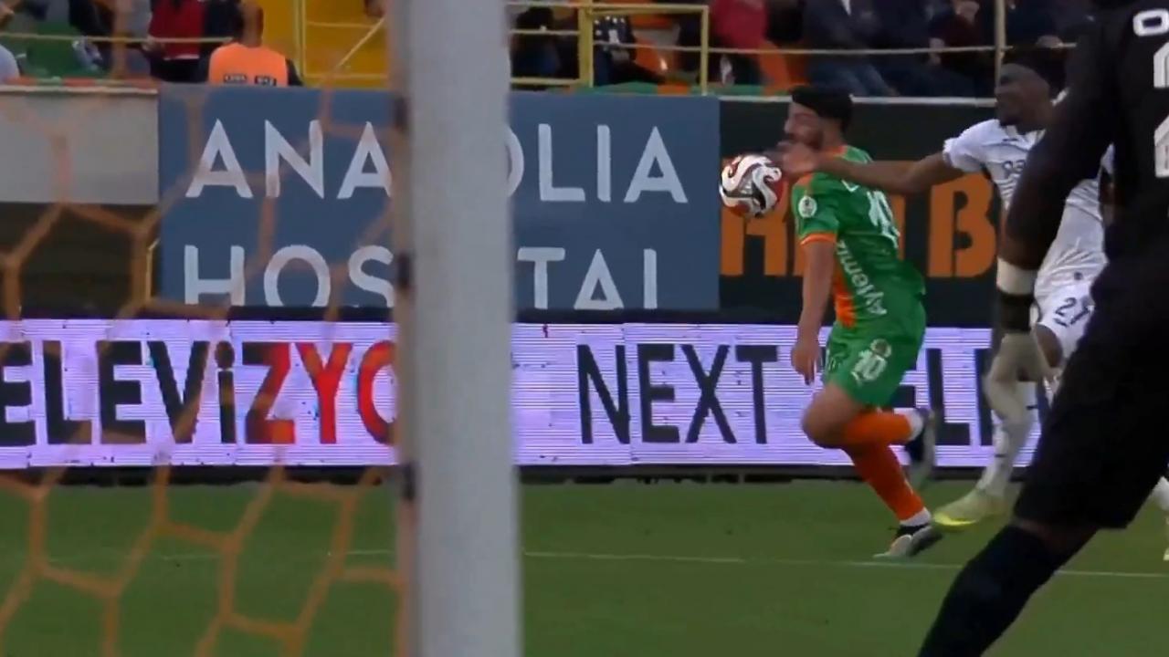 Alanya'da yoğun itiraz! Penaltı kararı VAR'la geldi