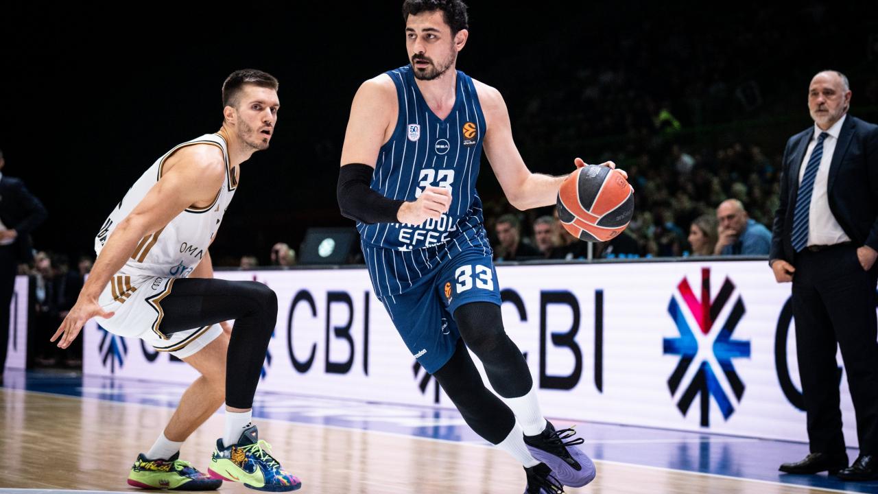 Anadolu Efes, deplasmanda farklı galip