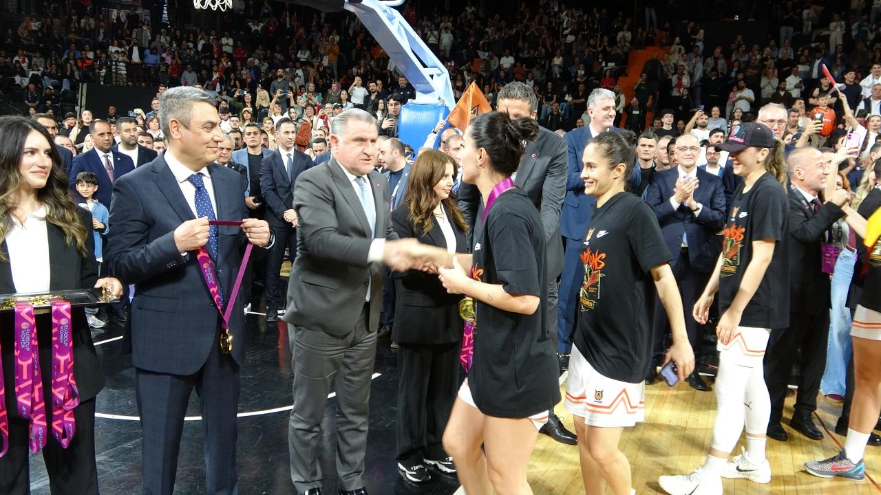 Bakan Bak, ÇBK Mersin’in şampiyonluk sevincine ortak oldu